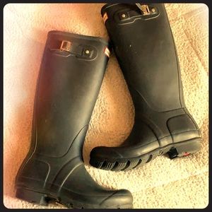 Black hunter boots